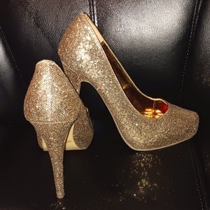 Just fab golden heels 👠